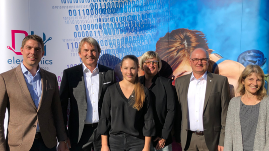 District Administrator Siegfried Walch visits DH electronics